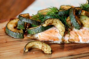 Gesundes Grillrezept - Lachs auf Holzplanke vom Grill mit Gurke