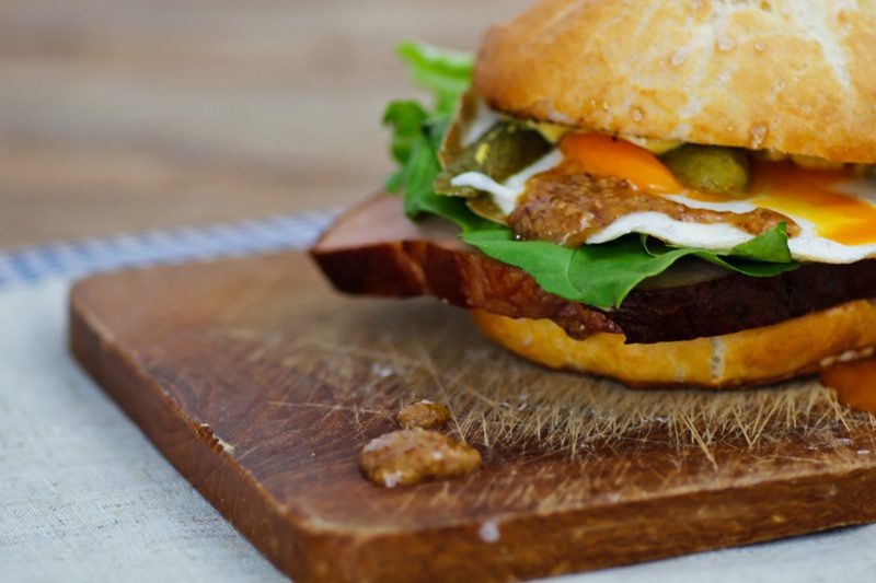 Bayrischer Leberkäs Burger mit Ei, Gurken und süßem Senf