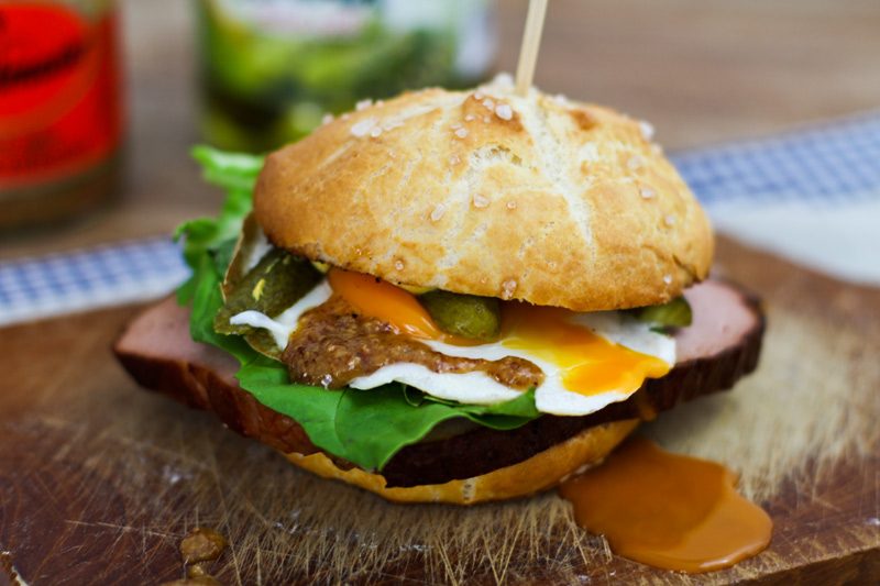 Bayrischer Leberkäs Burger mit Ei, Gurken und süßem Senf