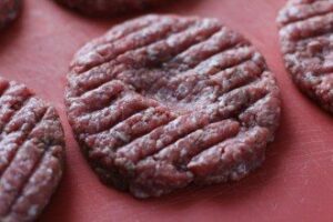 Rindfleisch Burgerbulette vorher eindrücken