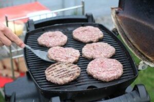 Burger Patties auf dem Grill