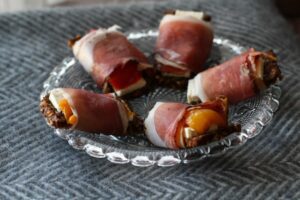 Canapes Rezept Schwarzwälder Schinken mit Feta und gegrillter Paprika