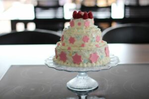 3 stöckige Torte mit Buttercreme selber machen für Anfänger