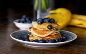 Eiweiß Pancakes Rezept - Pfannkuchen mit Eiweißpulver / Whey für einen sportlichen Start in den Tag