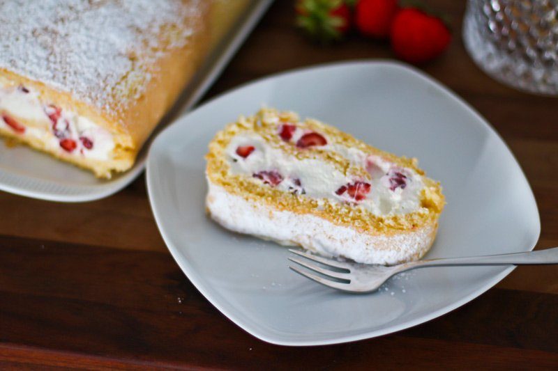 Erdbeer Biskuitrolle Rezept - ein sahniger Kuchentraum mit Erdbeeren 1 Erdbeer Biskuitrolle Rezept