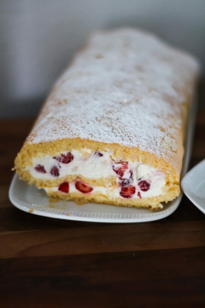 Erdbeer Biskuitrolle Rezept - ein sahniger Kuchentraum mit Erdbeeren 3 Sahnige Kuchenrolle