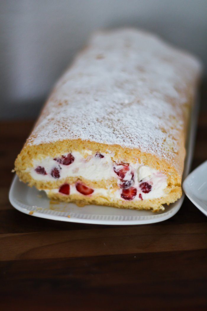 Erdbeer Biskuitrolle Rezept - ein sahniger Kuchentraum