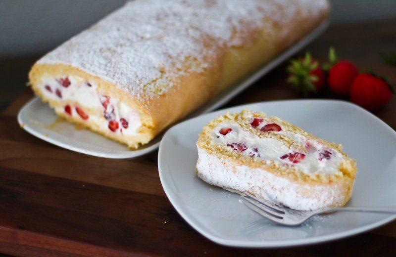 Erdbeer Biskuitrolle Rezept - ein sahniger Kuchentraum mit Erdbeeren 2 Erdbeer Biskuitrolle Rezept