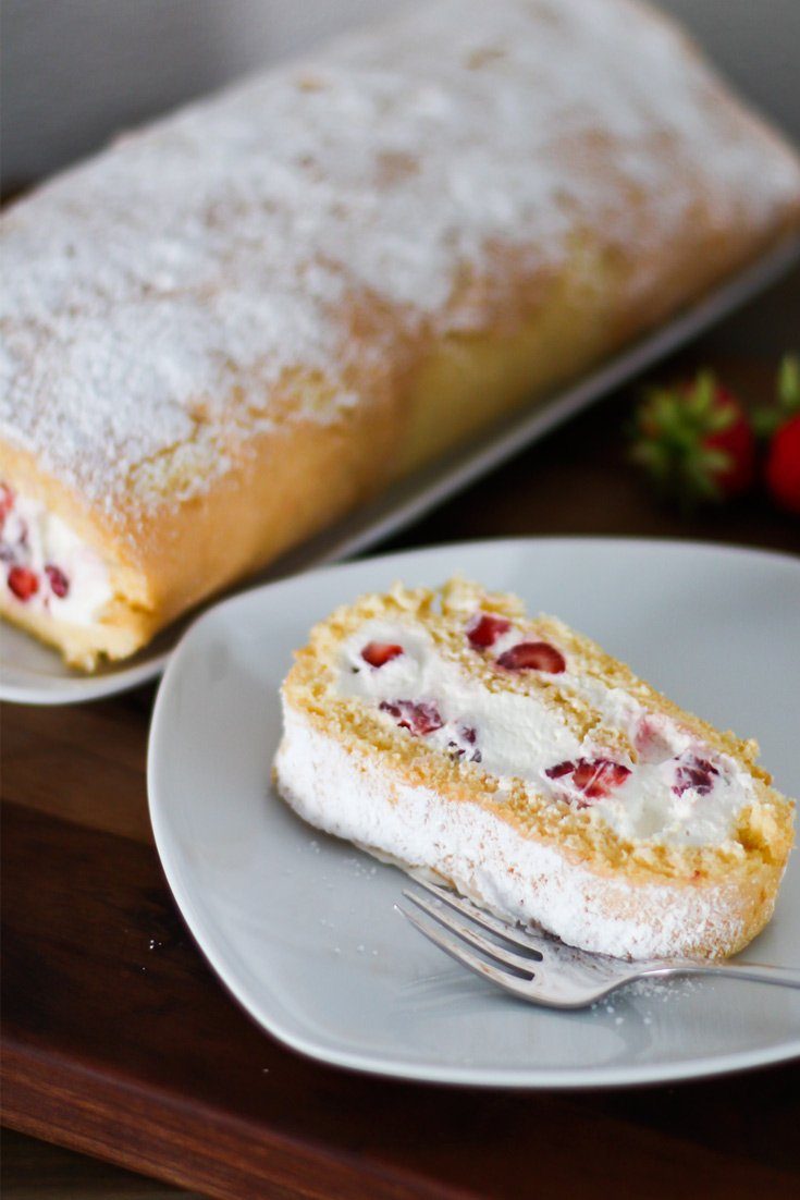 Erdbeer Biskuitrolle Rezept - ein sahniger Kuchentraum