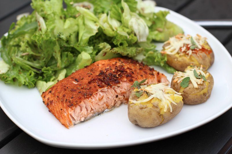 Ganzer Lachs auf der Holzplanke gegrillt 1 Ikarimi Lachs von DeutscheSee und BEEF! - Ganzer Lachs auf Holzplanke gegrillt