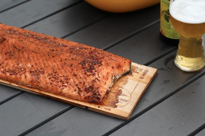 Ganzer Lachs auf der Holzplanke gegrillt 4 Ikarimi Lachs von DeutscheSee und BEEF! - Ganzer Lachs auf Holzplanke gegrillt