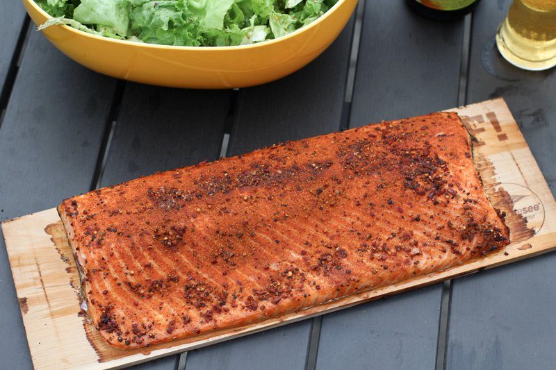 Ganzer Lachs auf der Holzplanke gegrillt 6 Ikarimi Lachs von DeutscheSee und BEEF! - Ganzer Lachs auf Holzplanke gegrillt