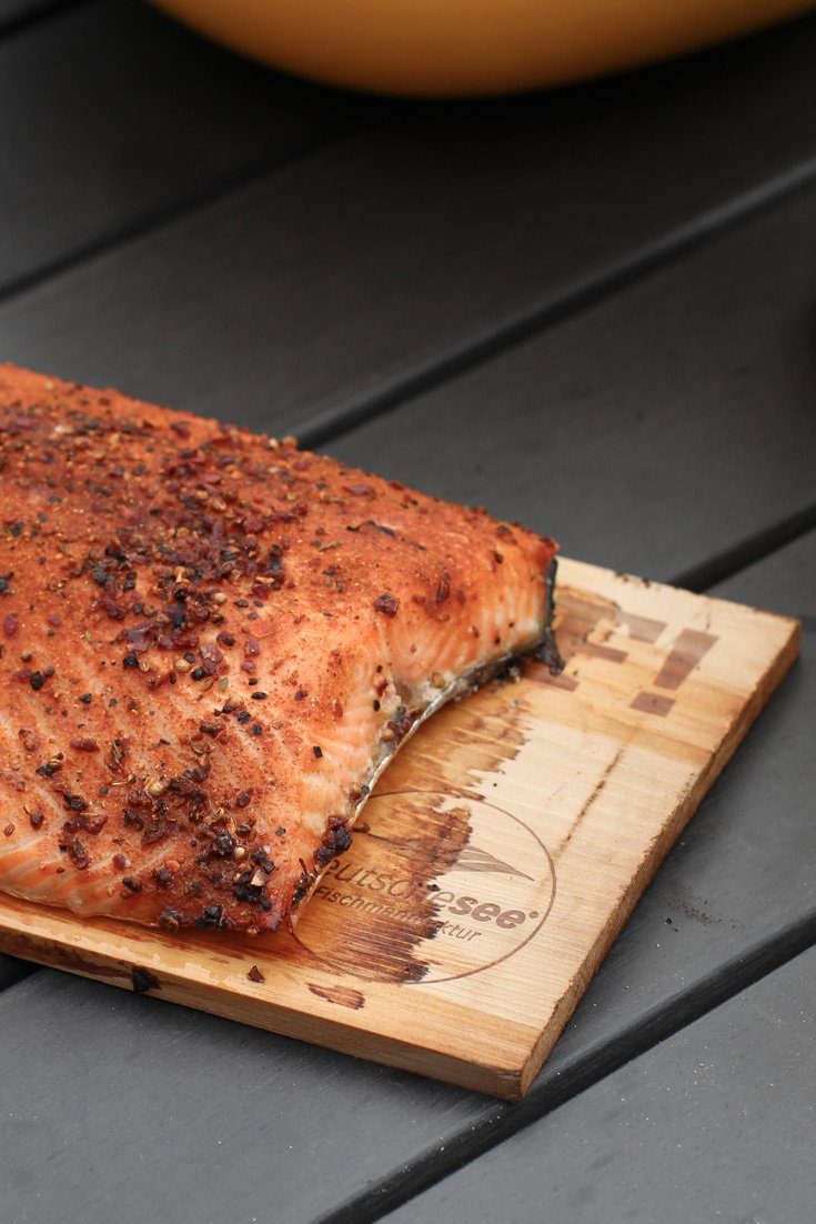 Ganzer Lachs auf der Holzplanke gegrillt 2 Ikarimi Lachs von DeutscheSee und BEEF! - Ganzer Lachs auf Holzplanke gegrillt