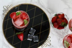 Sommergetränk 2017 Cocktail Gin Tonic mit Erdbeerlikör und Basilikum