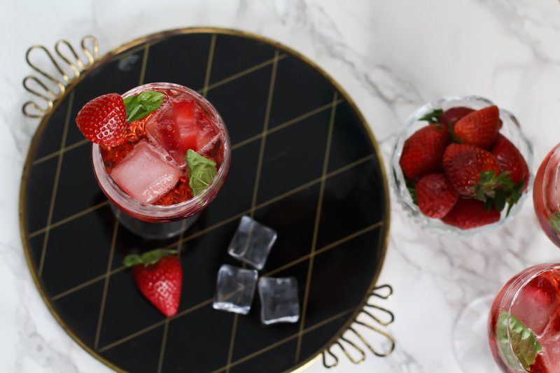 Gin Tonic Cocktail mit Erdbeer Likör 3 Sommergetränk 2017 Cocktail Gin Tonic mit Erdbeerlikör und Basilikum