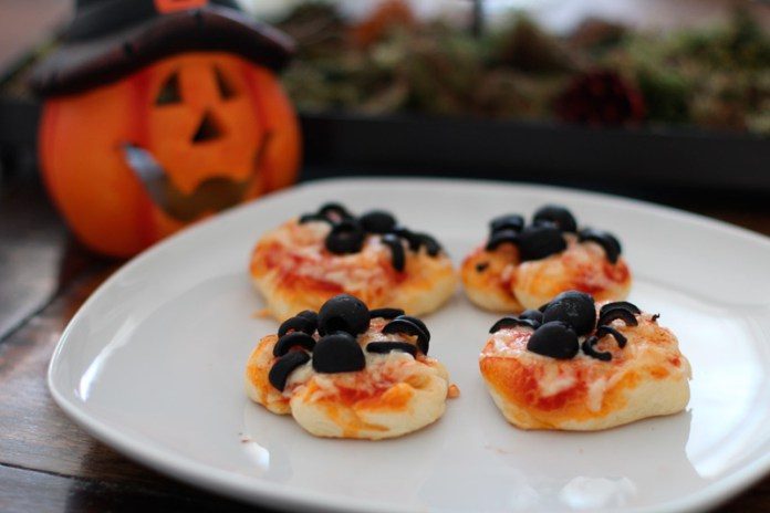 Halloween Snack Spider Pizza – Mini Pizzen