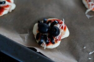 Halloween Snack Spider Pizza – Mini Pizzen