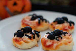 Halloween Snack Spider Pizza – Mini Pizzen