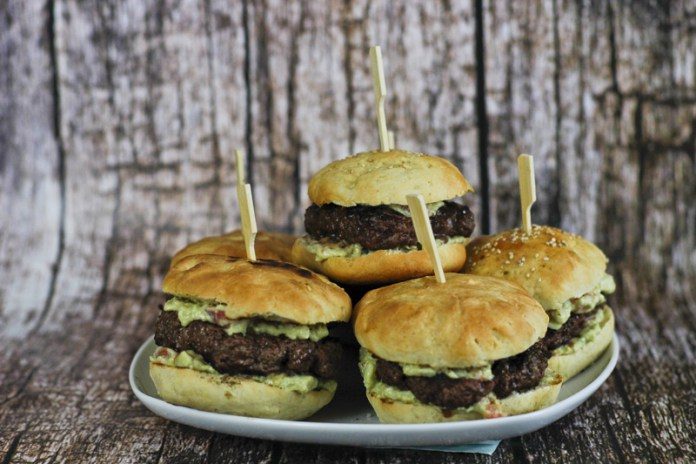 Selbstgemachte Burger Patties mit Avocadocreme