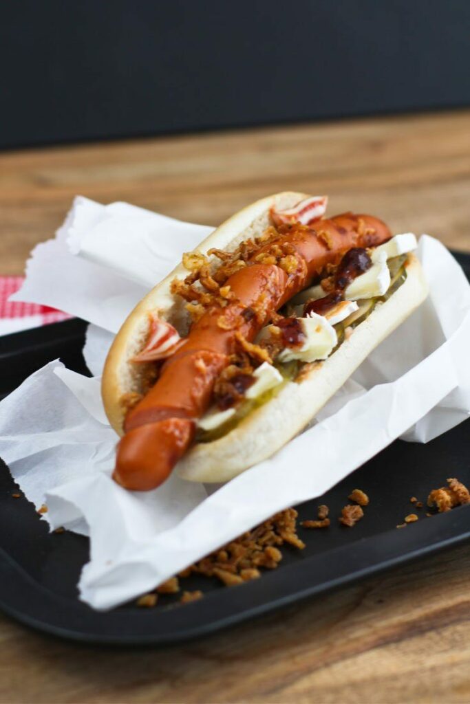 Hotdogs Zubereitung: Pimpen mit Camembert und Beerensenf