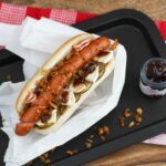 Hotdog zubereiten: Pimpen mit Camembert und Beerensenf