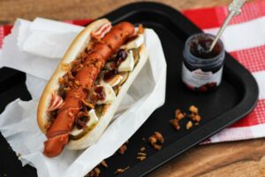 Hotdog zubereiten: Pimpen mit Camembert und Beerensenf