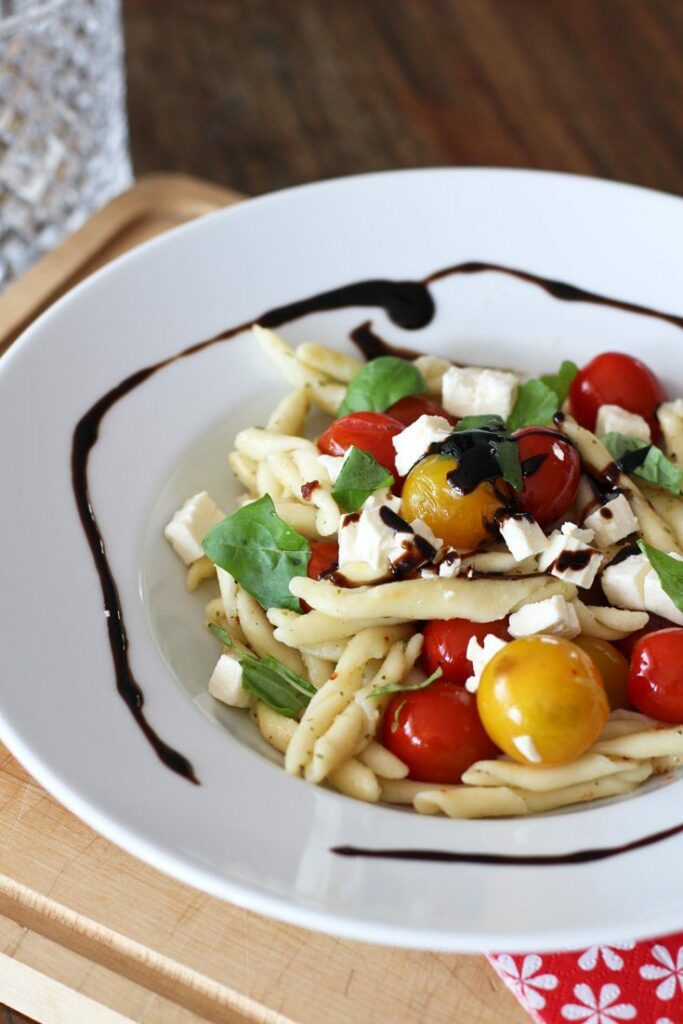 Italienisches Gericht mit Tomaten, Knoblauchkräuterbutter & Feta von Astorino