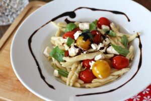 Italienische Pasta mit Tomaten, Knoblauchkräuterbutter & Feta