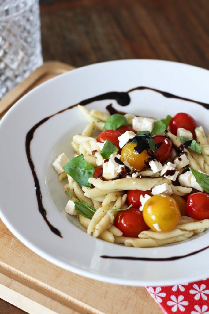 Italienische Pasta mit Tomaten, Knoblauchkräuterbutter & Feta