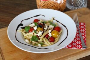 Italienische Pasta mit Tomaten, Knoblauchkräuterbutter & Feta