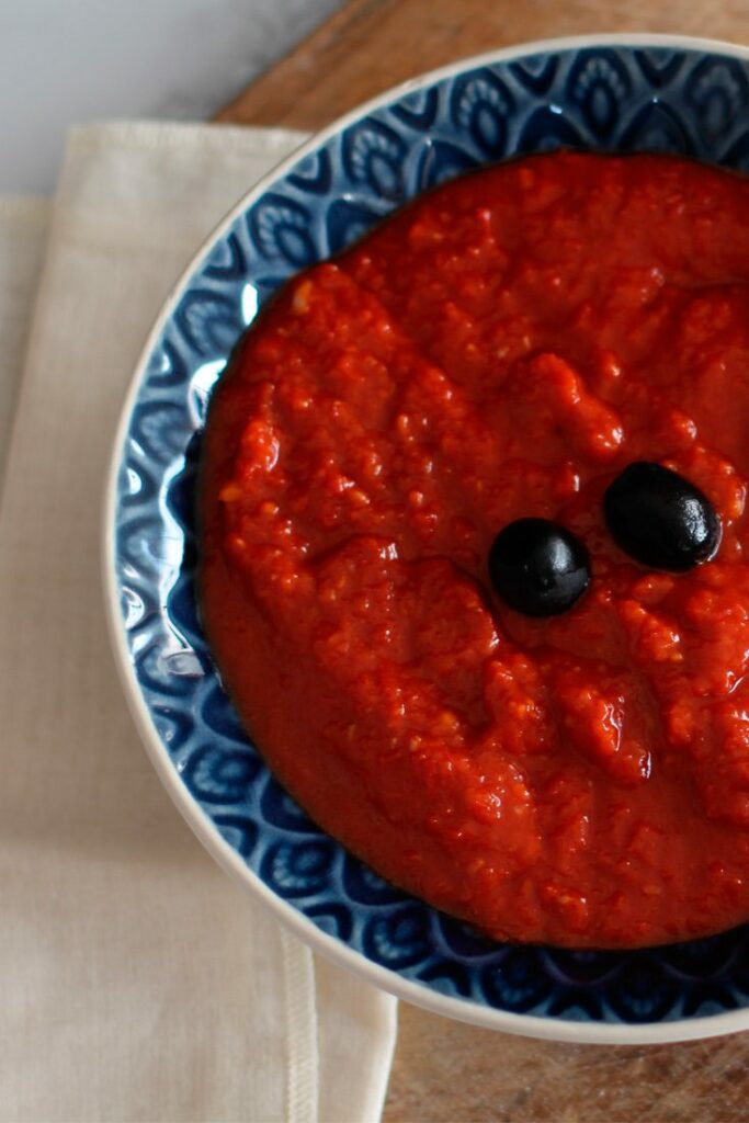 Gefüllte Brötchensonne mit Mozzarella 14 Spanisches Mojo Rojo Soße Rezept