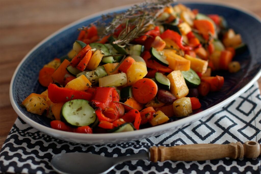 Buntes Ofengemüse Vegetarisch mit Rüben, Zucchini und Paprika