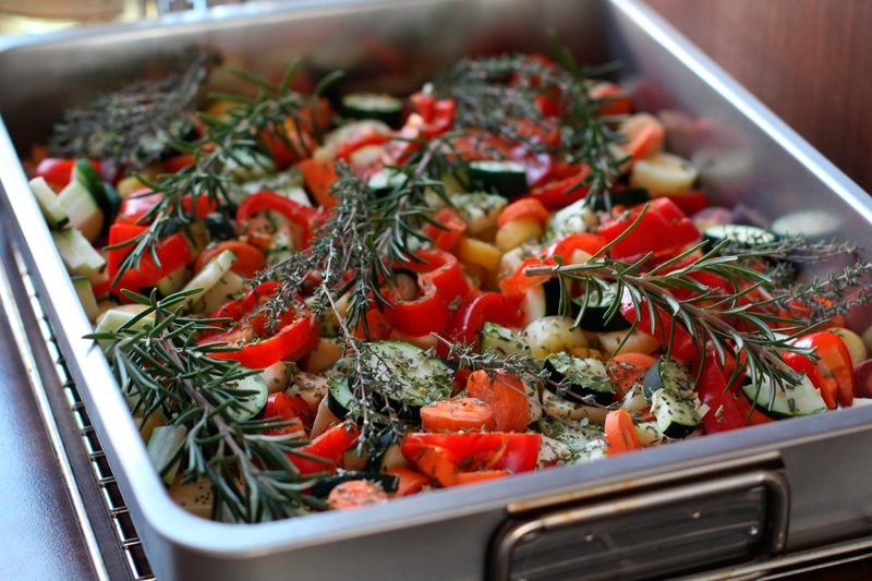 Ofengemüse Vegetarisch mit verschiedenen Rüben, Zucchini und Paprika