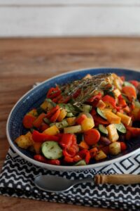 Ofengemüse Vegetarisch mit verschiedenen Rüben, Zucchini und Paprika