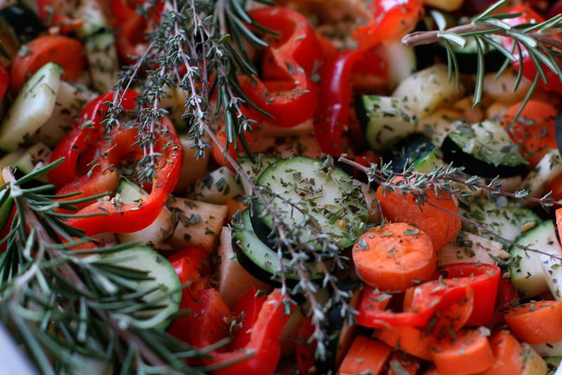Ofengemüse Vegetarisch mit verschiedenen Rüben, Zucchini und Paprika
