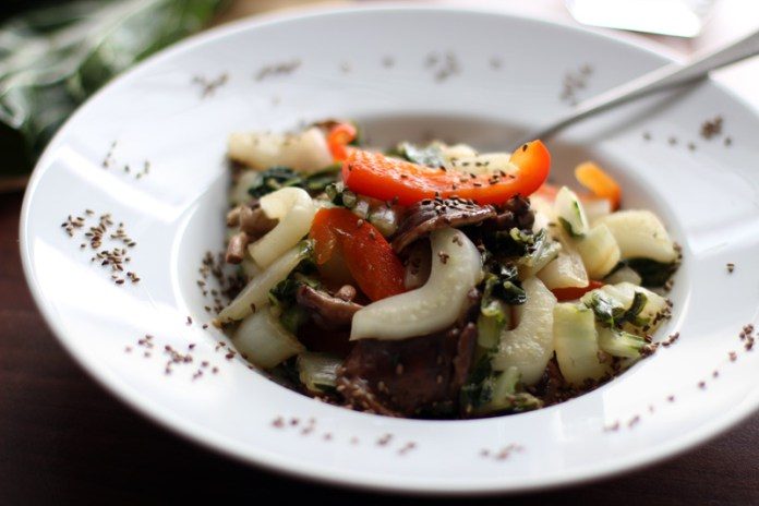 Rezept mit Pak Choi, Shiitake Pilzen und Paprika - gesunde Küche