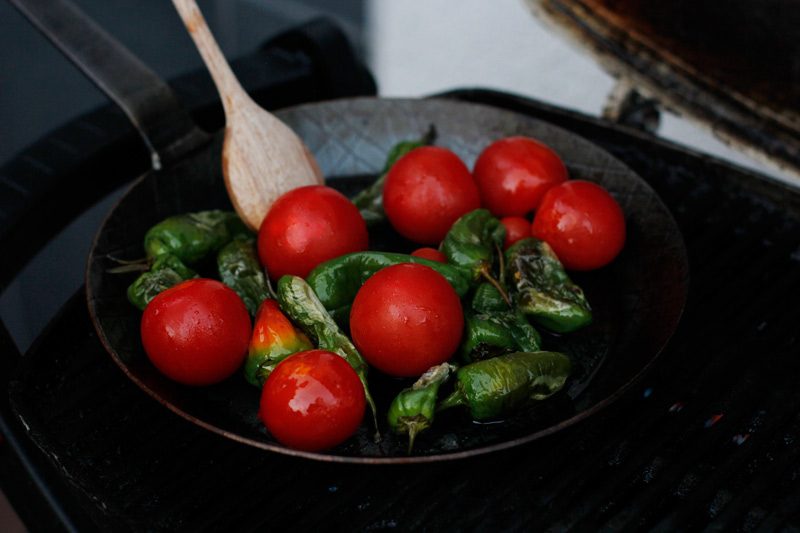 Pimientos de Padron Rezept mit Cherrytomaten vom Grill 10 Gusseiserne Pfanne