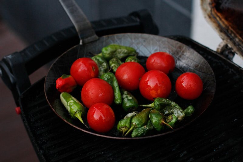 Pimientos de Padron Rezept mit Cherrytomaten vom Grill 11 Grillpaprika