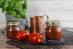 Gefülltes Pizzabrot Rezept mit Marinara Dip - alles selbstgemacht