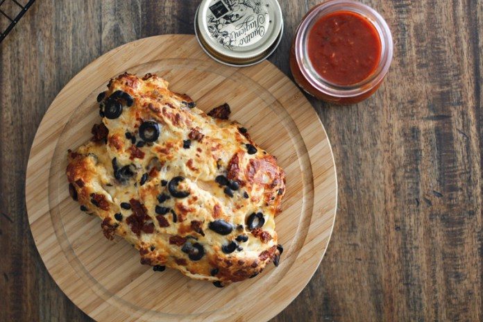 Gefülltes Pizzabrot Rezept mit Marinara Dip - alles selbstgemacht