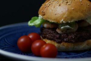 Surf and Turf Burger mit Garnelen & Aioli