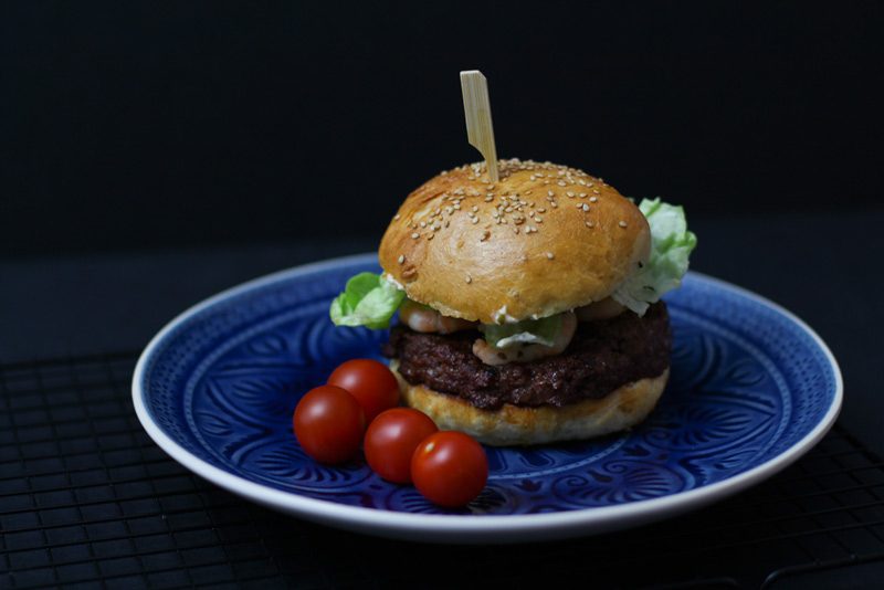 Surf and Turf Burger mit Garnelen 2 Surf and Turf Burger mit Garnelen & Aioli
