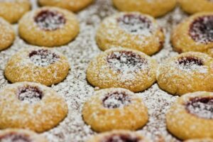 Rote Engelsaugen Plätzchen backen Weihnachten