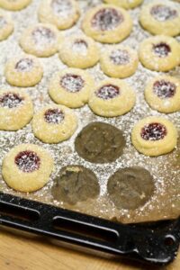 Rote Engelsaugen Plätzchen backen Weihnachten