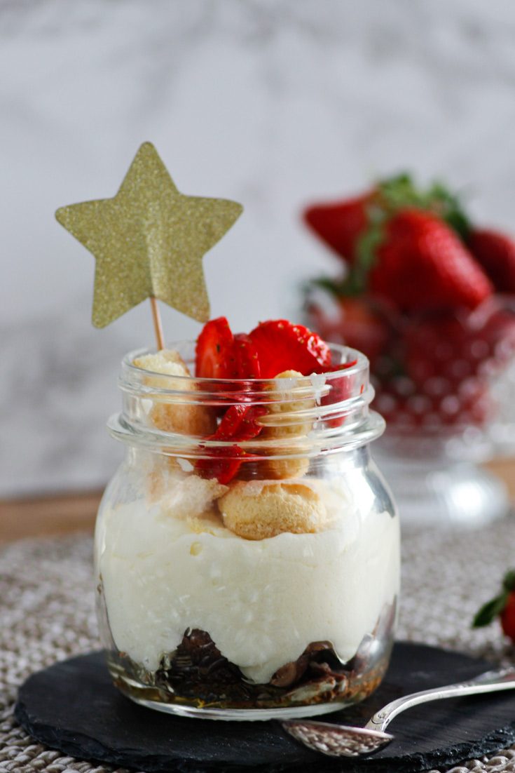 Schnelles Dessert im Glas mit weißem Schokolade Mousse