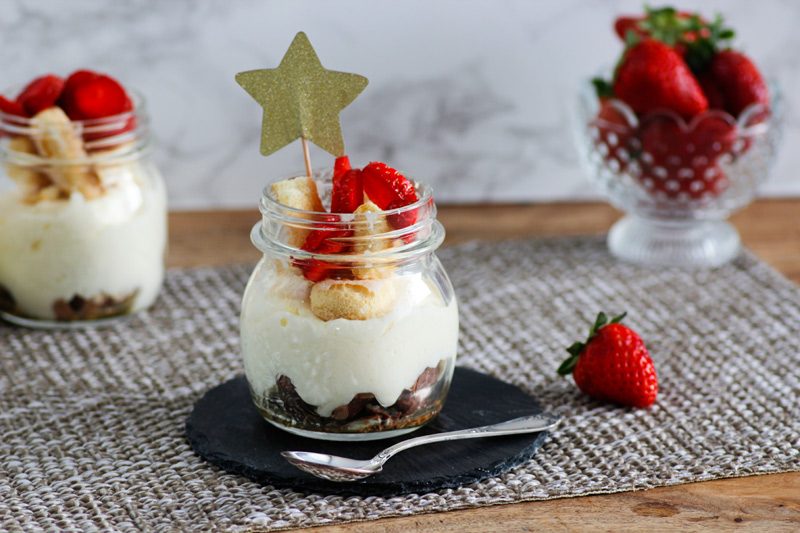 Schnelles Dessert im Glas mit weißem Schokolade Mousse