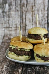 Selbstgemachte Burger Patties mit Avocadocreme