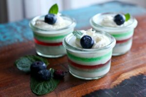 Wackelpudding Schicht Dessert - verschiedene Farben übereinander