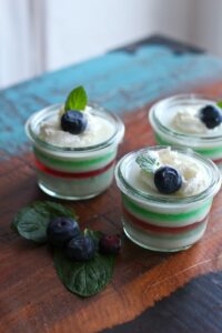 Wackelpudding Schicht Dessert - verschiedene Farben übereinander