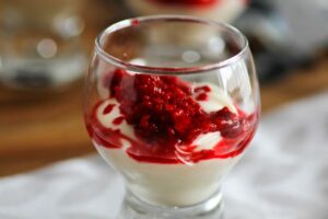 Weißes Schokoladen Mousse mit Himbeeren